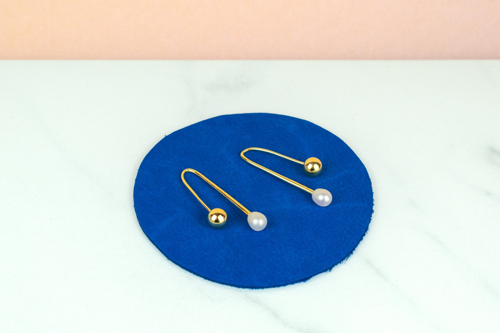 modern gold delicate freshwater pearl drop dangly open u-bar hoop earrings