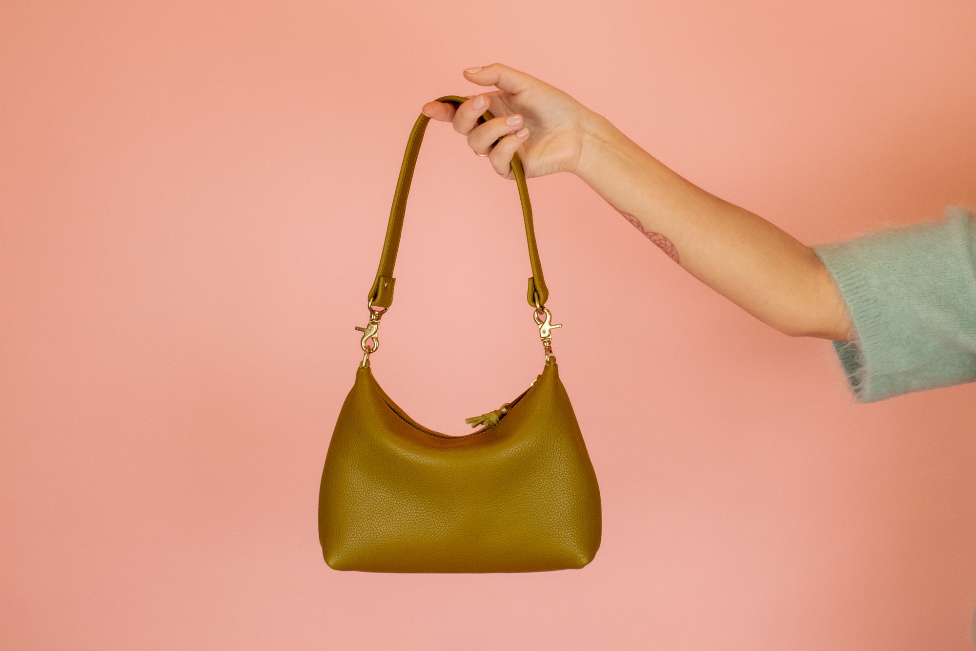 chic 90's style leather shoulder bag in olive green