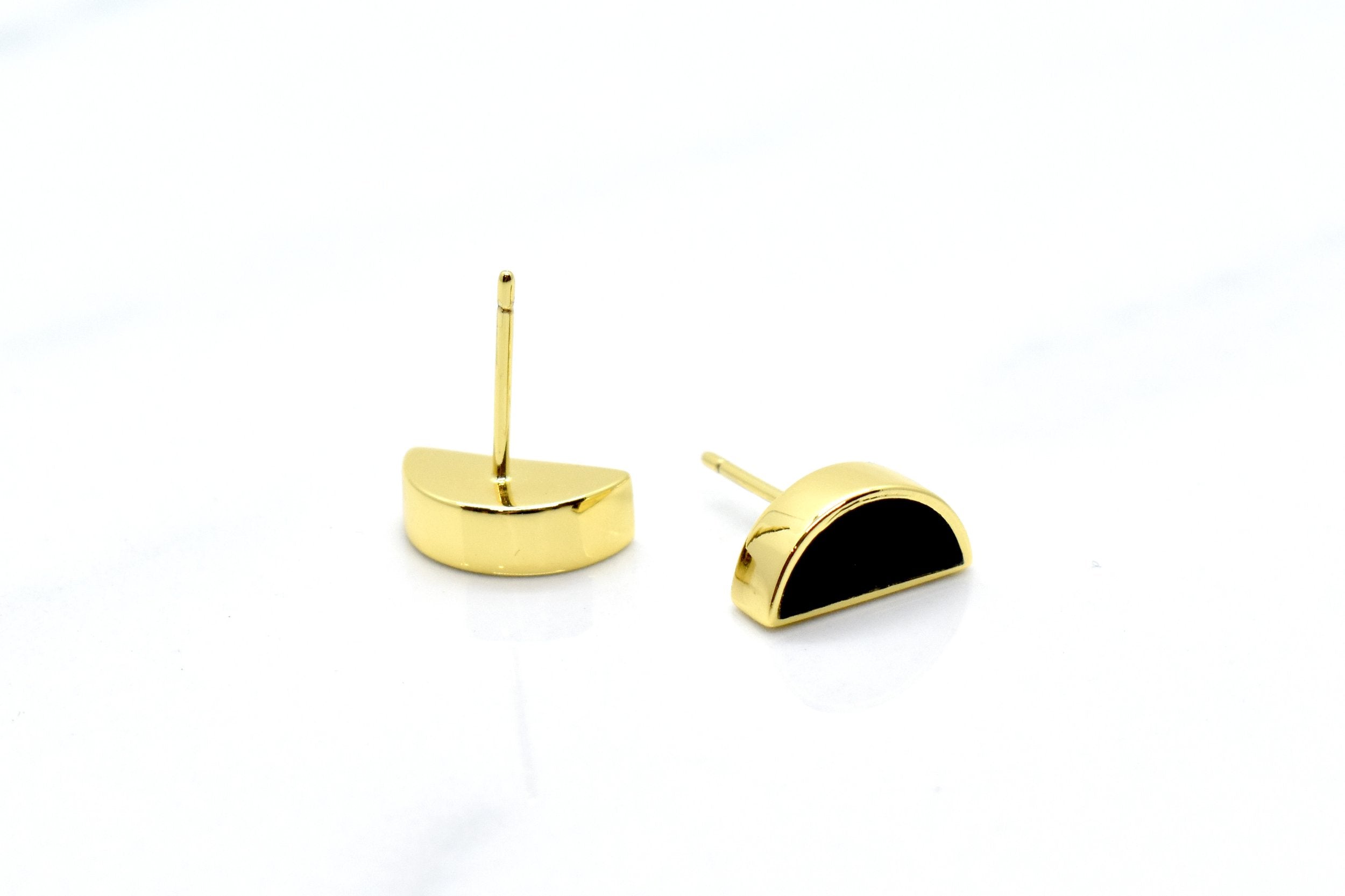 earring studs in gold 14k with black half moon stud set